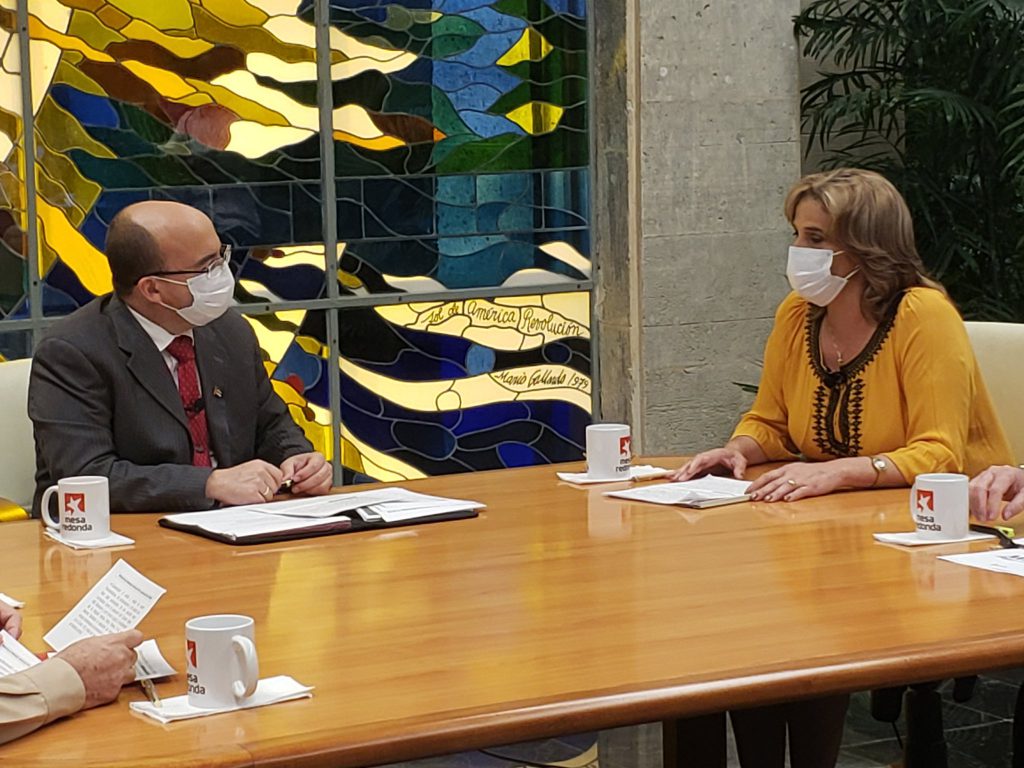 La ministra de Comercio Interior, Betsy Díaz Velázquez, explica las medidas del sector para la primera fase de la etapa post COVID-19