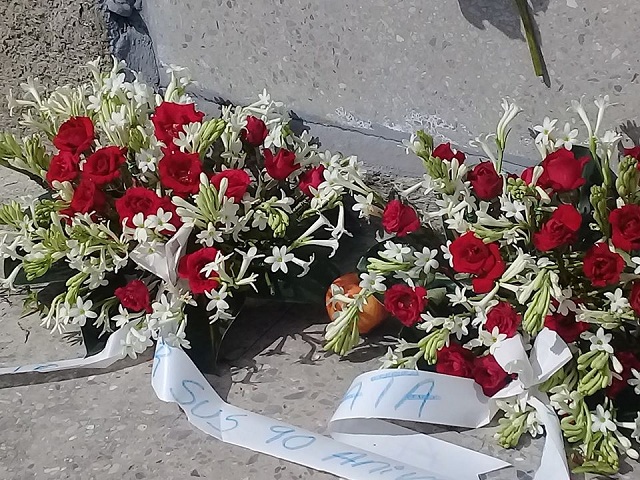 Dedican ofrendas florales al percusionista Tata Güines.