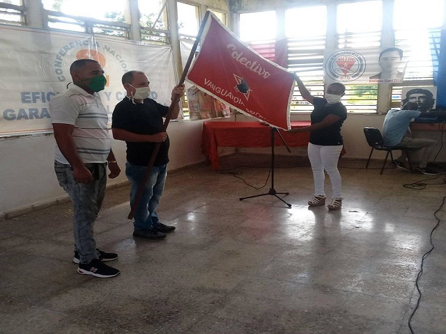 Reconocen centro y trabajadores del sindicato de la administración pública.