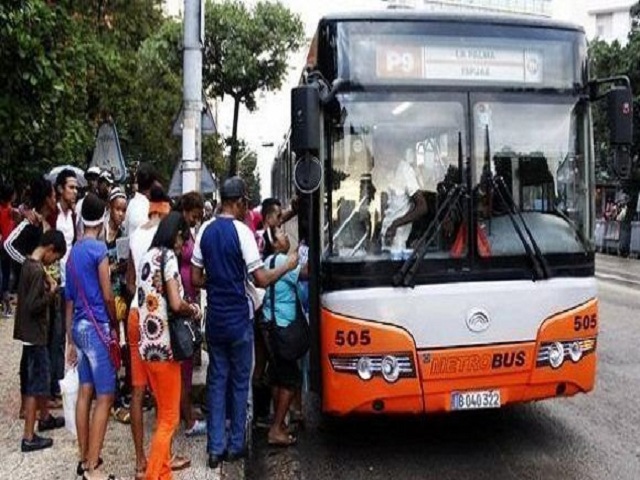 Personas transitando en ómnibus.