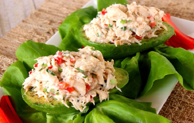 Aguacate relleno con ensalada de pollo