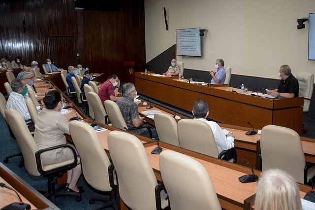 Encuentro en el Palacio de la Revolución con científicos y expertos.