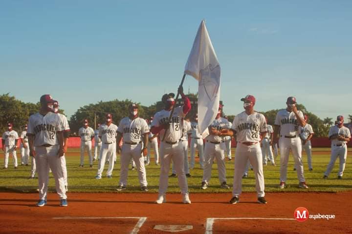 Abanderan a equipo de béisbol Huracanes de Mayabeque. Foto: RQ