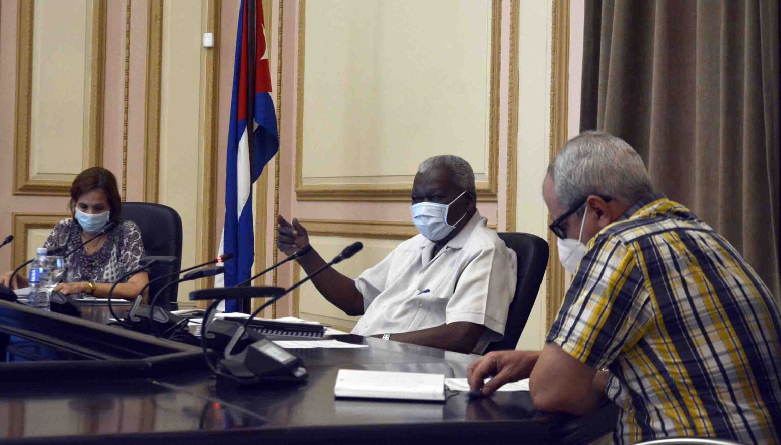 Esteban Lazo, president of Parliament, in a meeting with the permanent work committees.