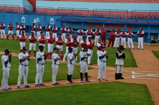 El equipo de Mayabeque dividió honores hoy ante su similar de Camagüey .