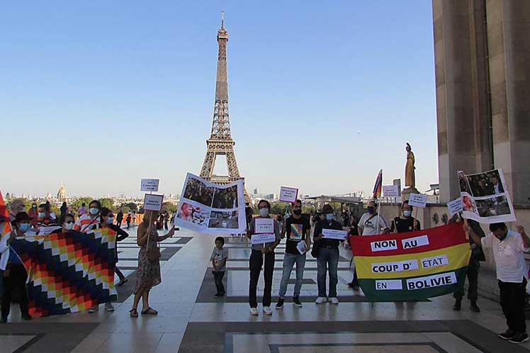 Social organization denounce in France a campaign of terror by Bolivian coup leaders.