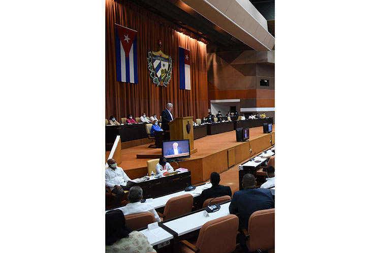 Miguel Díaz-Canel aprovechó la ocasión para rendir homenaje al comandante cubano Camilo Cienfuegos. Foto: Prensa Latina