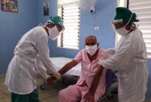 Los pacientes sospechosos se trasladan a los Centros de Aislamiento donde se le realiza el PCR.