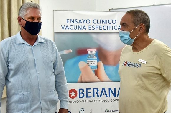 Cuban president Miguel Díaz-Canel with the general director of the Finlay Vaccine Institute, Dr. Vicente Vérez Bencomo.