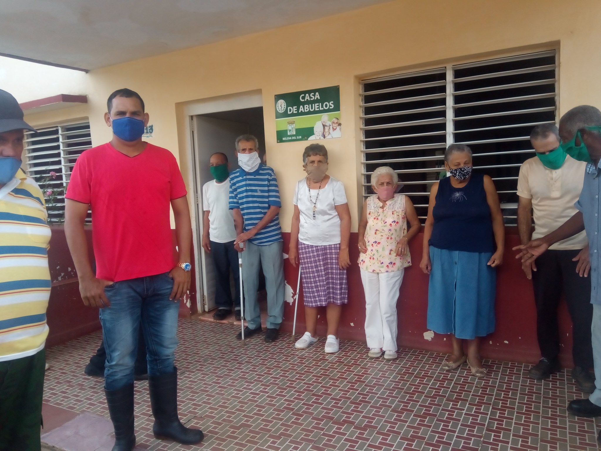 El joven productor Yoharis Chenique Valdéz en la Casa de abuelos de Melena del Sur. Foto: Cortesía de la autora