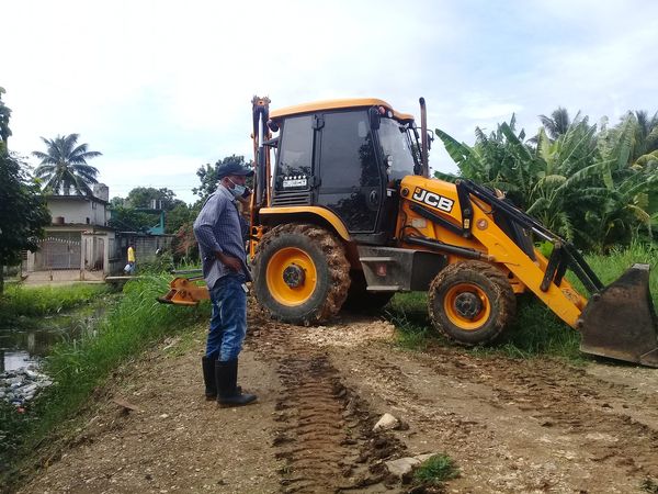 Sewer cleaning works in the municipality of Güines.