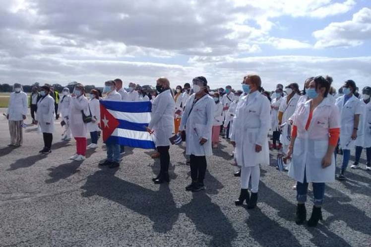 Regresan a Cuba médicos luego de enfrentar la Covid-19 en Qatar.