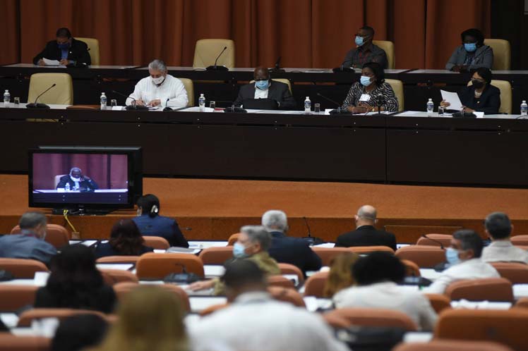Presidente de Cuba asiste a debate parlamentario.