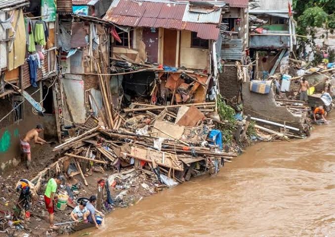 Terremoto e inundaciones en Indonesia dejan 96 muertos.