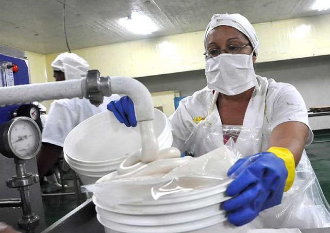 Reconocen labor de trabajadores de la Industria Alimentaria.