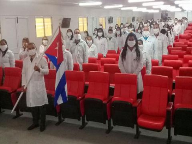 Regresan a Cuba médicos que combatieron la Covid-19 en Kuwait.