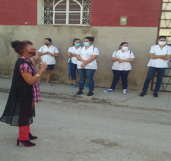 Directora Municipal de Salud Pública en Madruga intercambia con estudiantes de medicina.