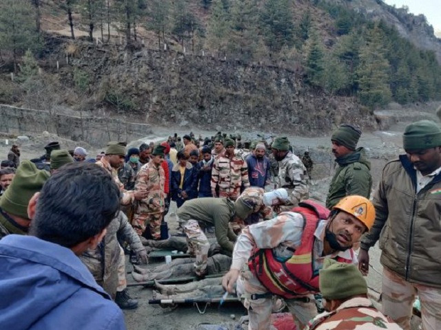 Continúa operación de rescate en la India tras inundaciones.