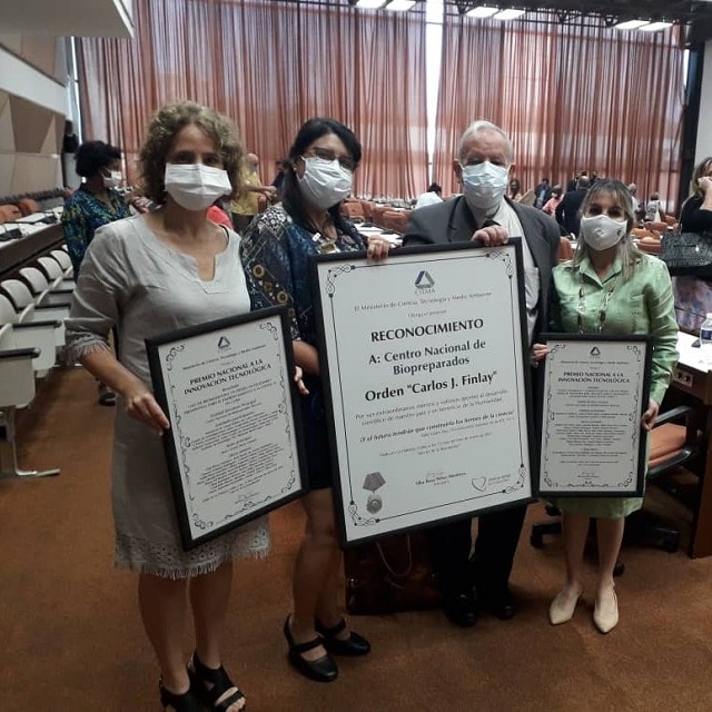 Biocén mereció la máxima distinción que otorga el Estado cubano por sus aportes al desarrollo de la ciencia en beneficio de la humanidad. Foto: Cortesía de la autora