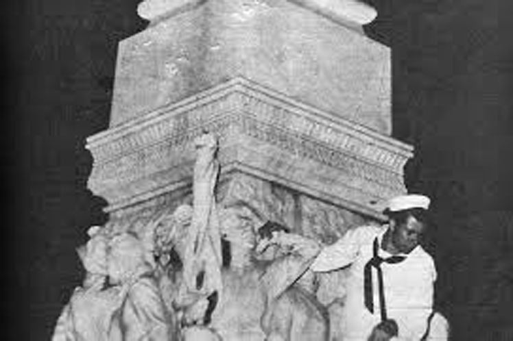 Cuba remembers marines' outrage against the statue of José Martí.