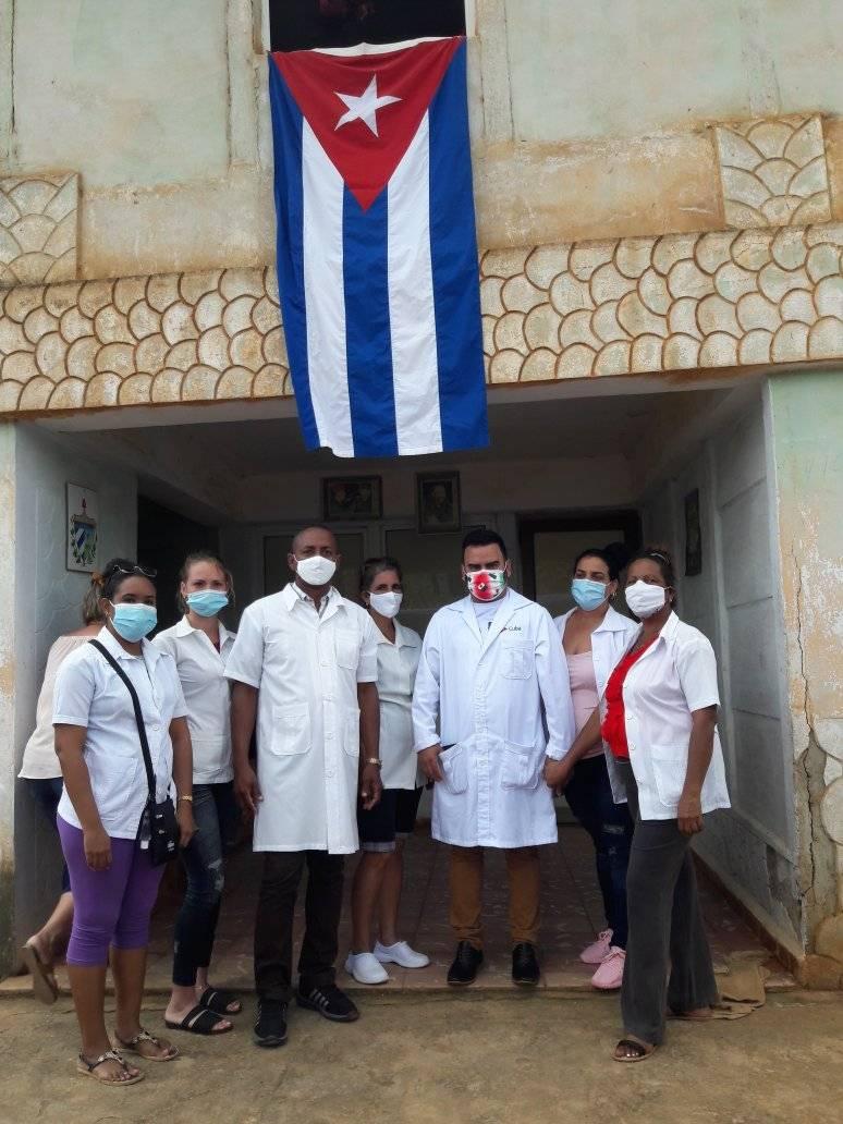 Emotive welcome to a nurse from Batabanó after returning from Mexico.