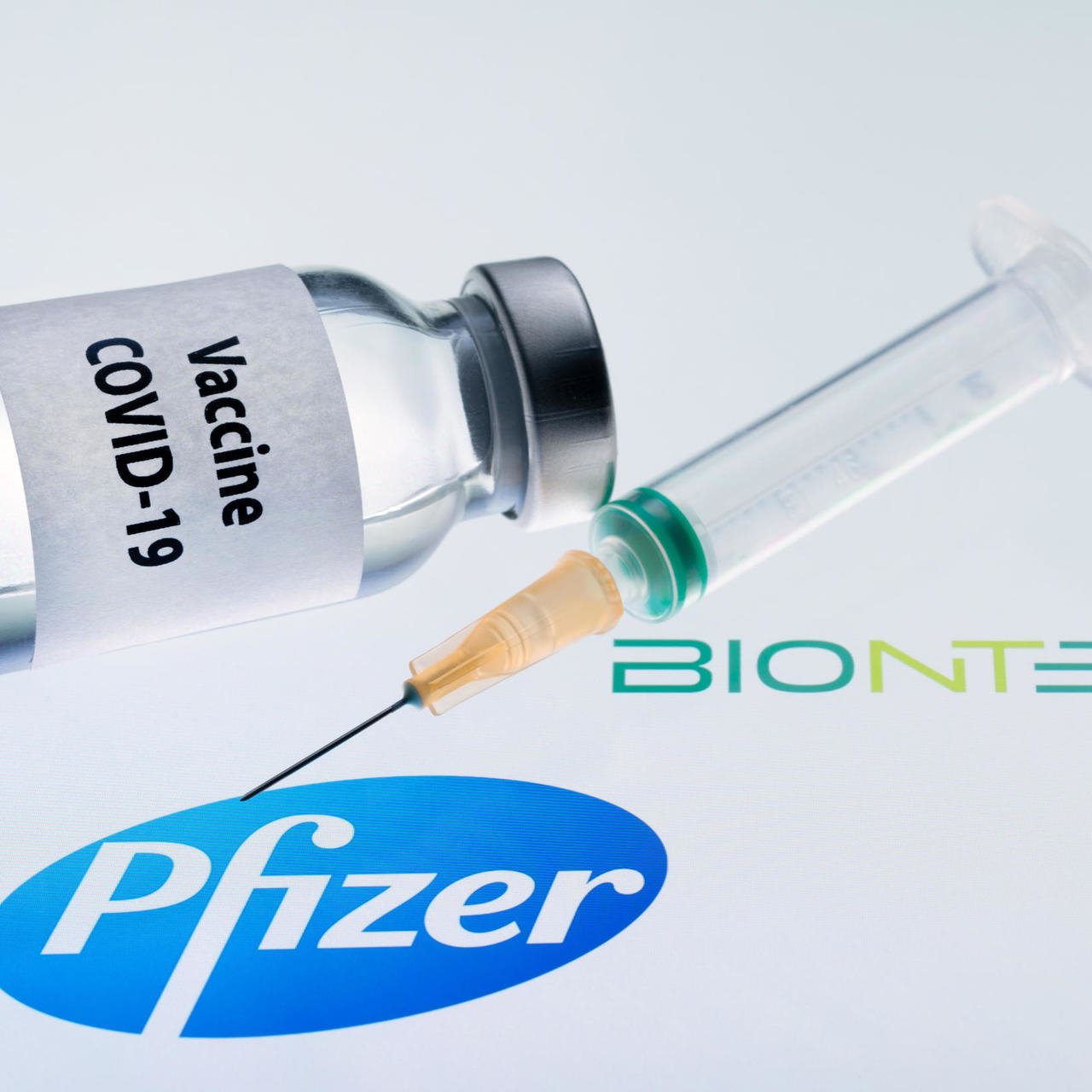 Vacuna de Pfizer causa más muertes que AstraZeneca en Reino Unido.