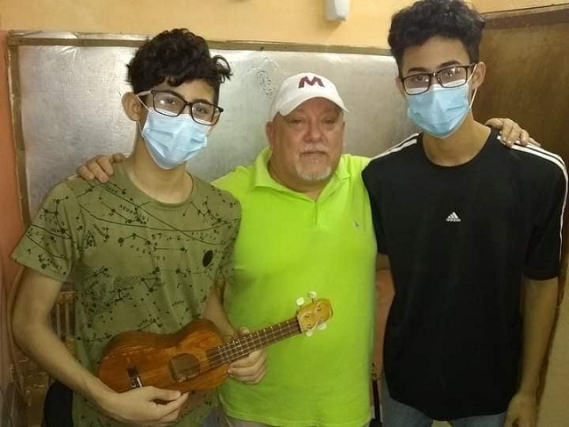 Raúl Cabrera acompañado de JM & CY