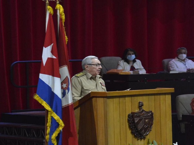 Raúl Castro Ruz da lectura al informe central.