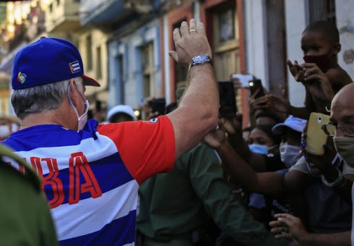 Felicita Presidente cubano a la niñez y la juventud cubanas.