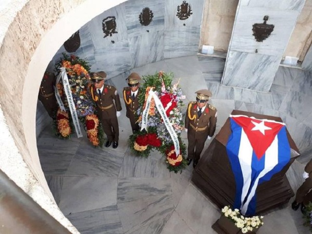 Ofrendas de Raúl y Díaz-Canel presiden homenaje a Martí.