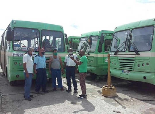 Los ómnibus permacen bajo resguardo en el terminal local.