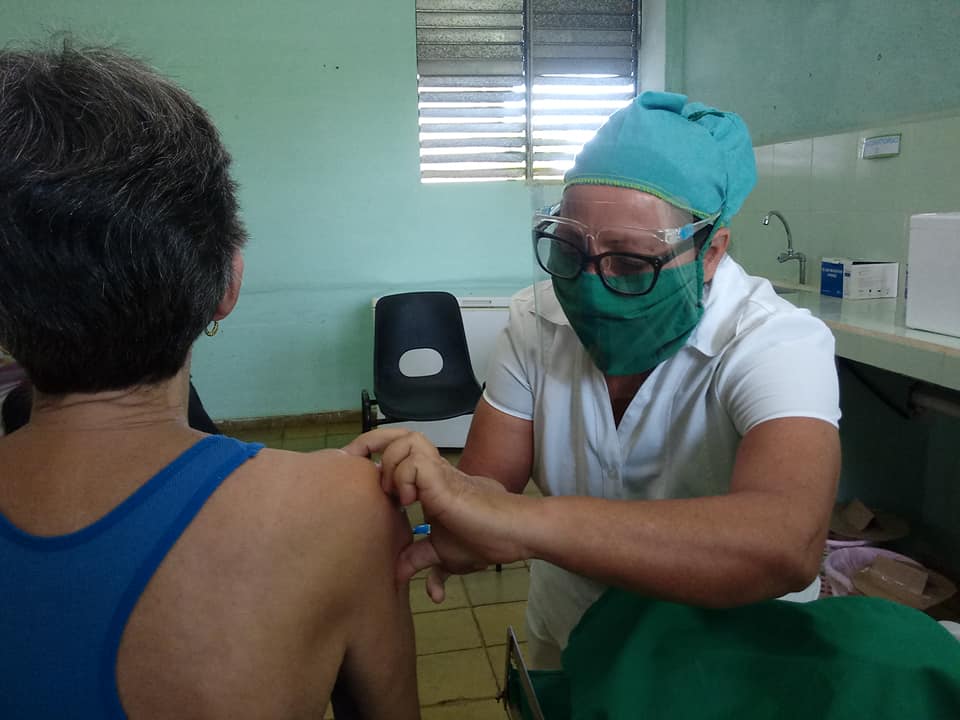 people of Batabanó go to vaccination centera normally