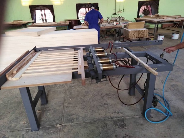Taller para la elaboración de cunas en Unidad Empresarial de Base (UEB) muebles Signos de Batabanó.