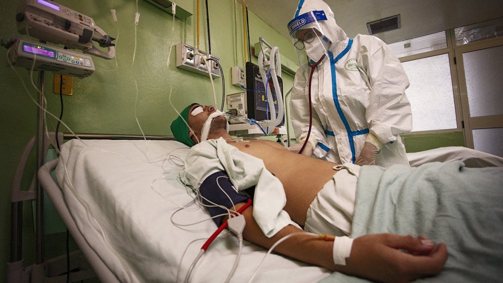 Cuba set its record for patients in intensive care rooms last week.