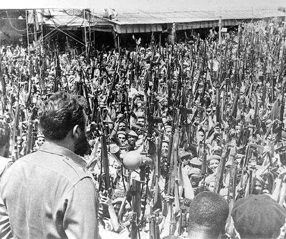 Fiel junto al pueblo en la despedida de duelo de las víctimas del bombardeo a los aeropuertos de San Antonio de los Baños, Ciudad Libertad y Santiago de Cuba perpetrados por aviones norteamericanos, el 16 de abril de 1961.