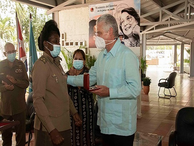 Diaz Canel intercambió con mujeres combatientes de instituciones armadas