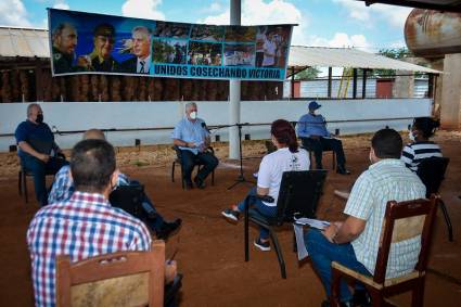 Díaz-Canel les dijo «Los que saben producir son ustedes, y seguiremos sistematizando este tipo de encuentros».