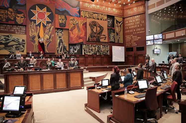 Ecuador: Legislative Administration Council Admits Complaint against Parliamentarian.