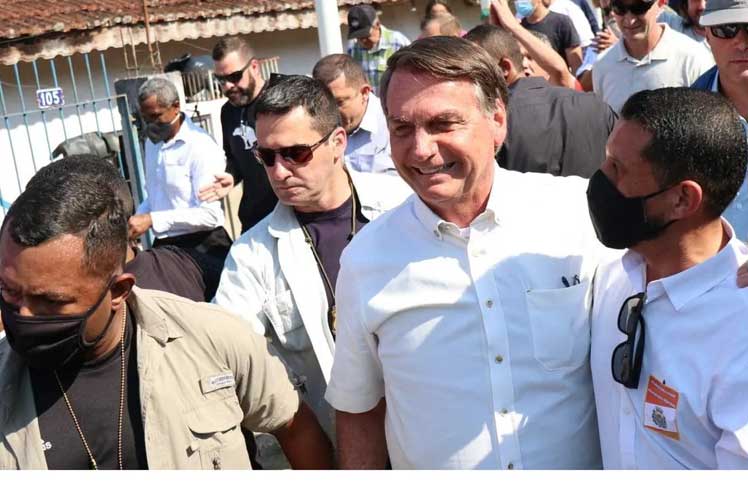 Multan a Bolsonaro por incumplir medidas sanitarias en Brasil.