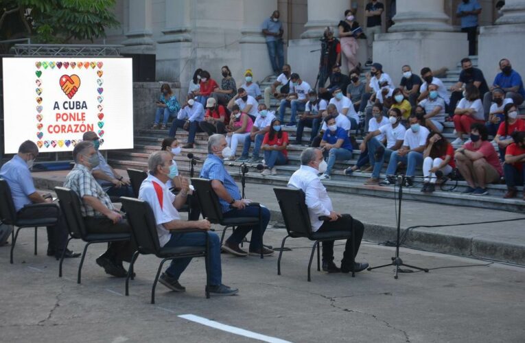 Presidente de Cuba comparte con jóvenes en la Universidad de La Habana