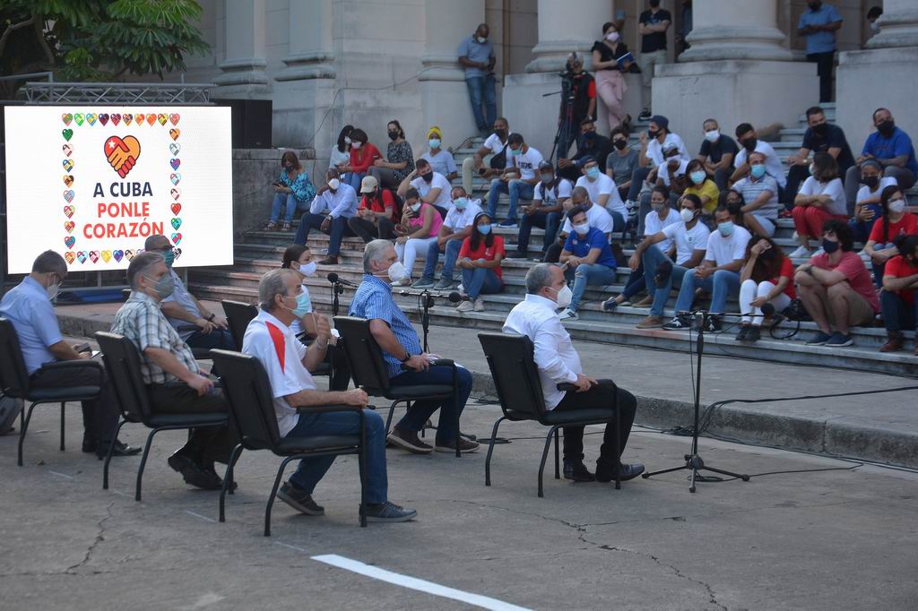 President of Cuba exchanges with young people at the University of Havana.
