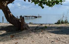 El asentamiento costero Playa Caimito es una de esas comunidades que hoy está siendo reubicada para evitar daños humanos y materiales.