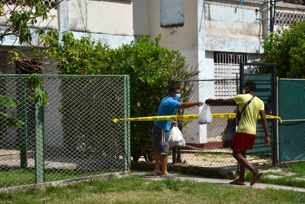 Son muchas las personas que aportan su granito de arena ante la compleja situación epidemiológica. Foto: Parlamento cubano