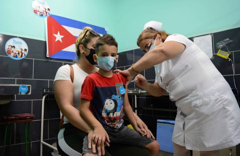 Recibir una primera dosis no significa que los niños estén inmunizados contra la enfermedad.