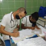 Lisbeth Piloto Núñez (derecha), joven profesional de la salud.