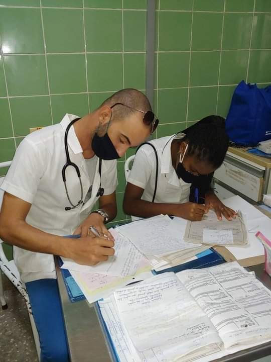 Lisbeth Piloto Núñez (derecha), joven profesional de la salud.