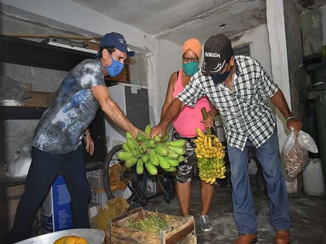 Realizan campesinos donativo de alimentos a centro de aislamiento de Batabanó.