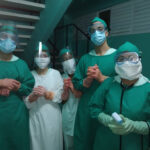 Médicos en centro de aislamiento