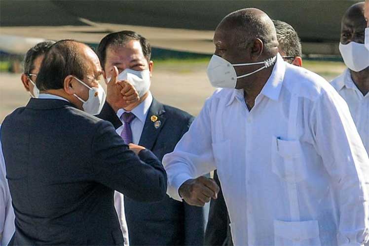 A su llega a Cuba, Nguyen Xuan Phuc, fue recibido por el Vicepresidente cubano, Salvador Valdés Mesa.