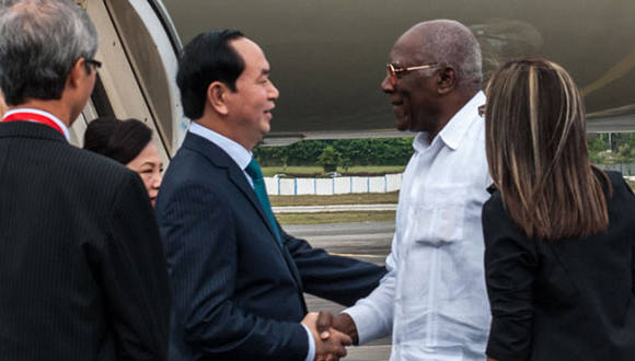 Nguyen Xuan Phuc, presidente de Vietnam, es recibido por Salvador Valdés Mesa, a su llegada al Aeropuerto Internacional José Martí, en La Habana.